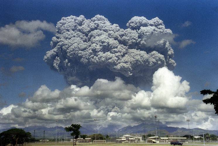 Mount Pinotubo erupting