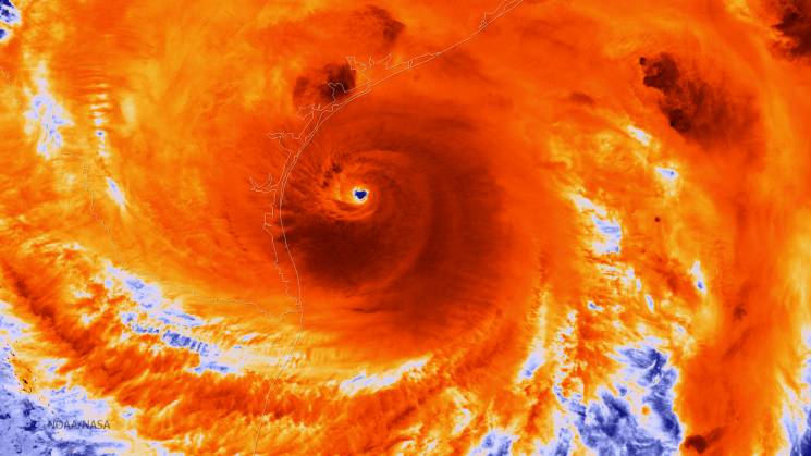 Hurricane hunters flew through Ian's powerful winds to forecast intensity –  here's what happens when the plane plunges into the eyewall of a storm