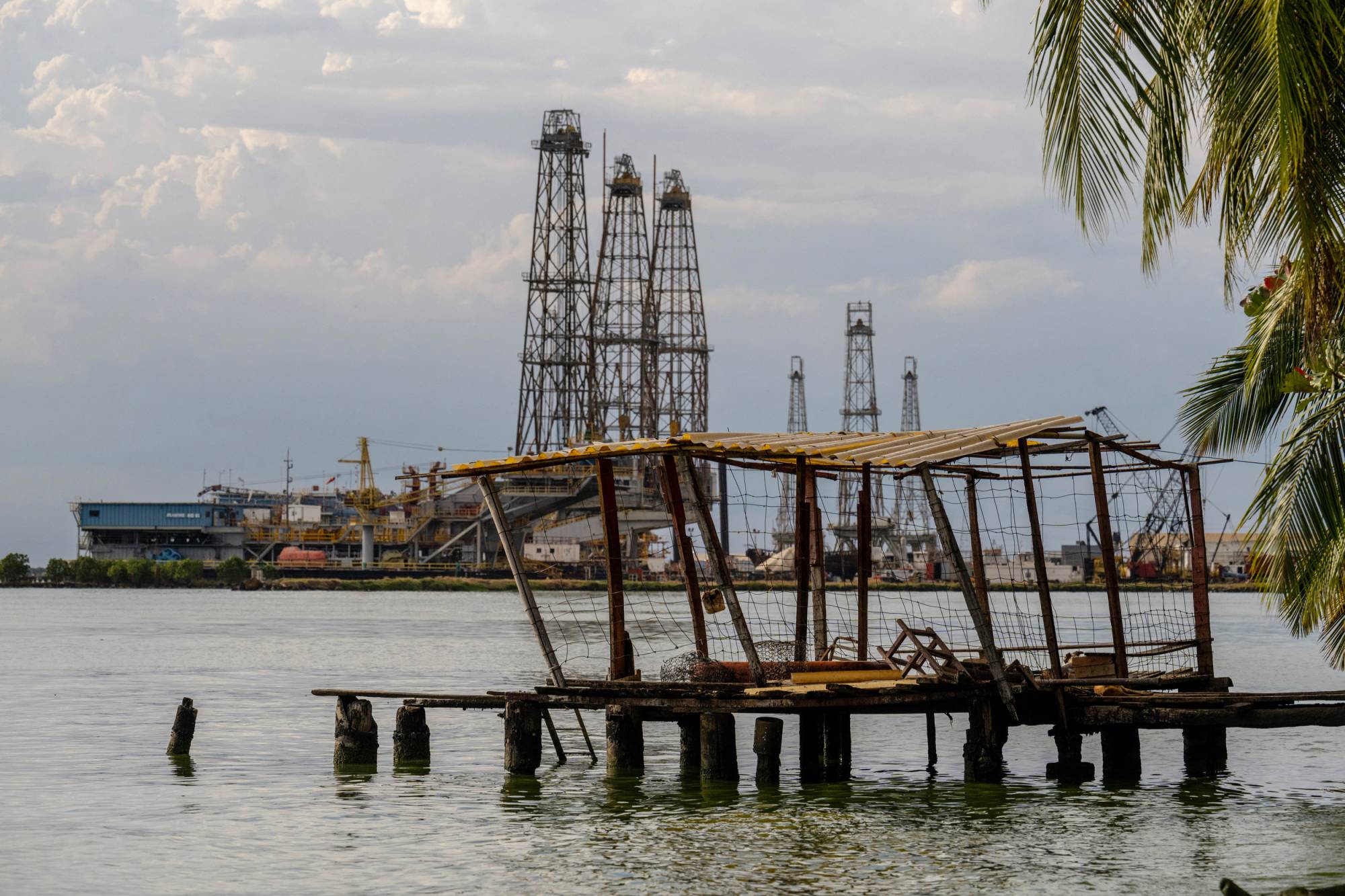 In Venezuela, Anxiety About Ramping Up Oil Production in the Heavily Polluted Lake Maracaibo Region