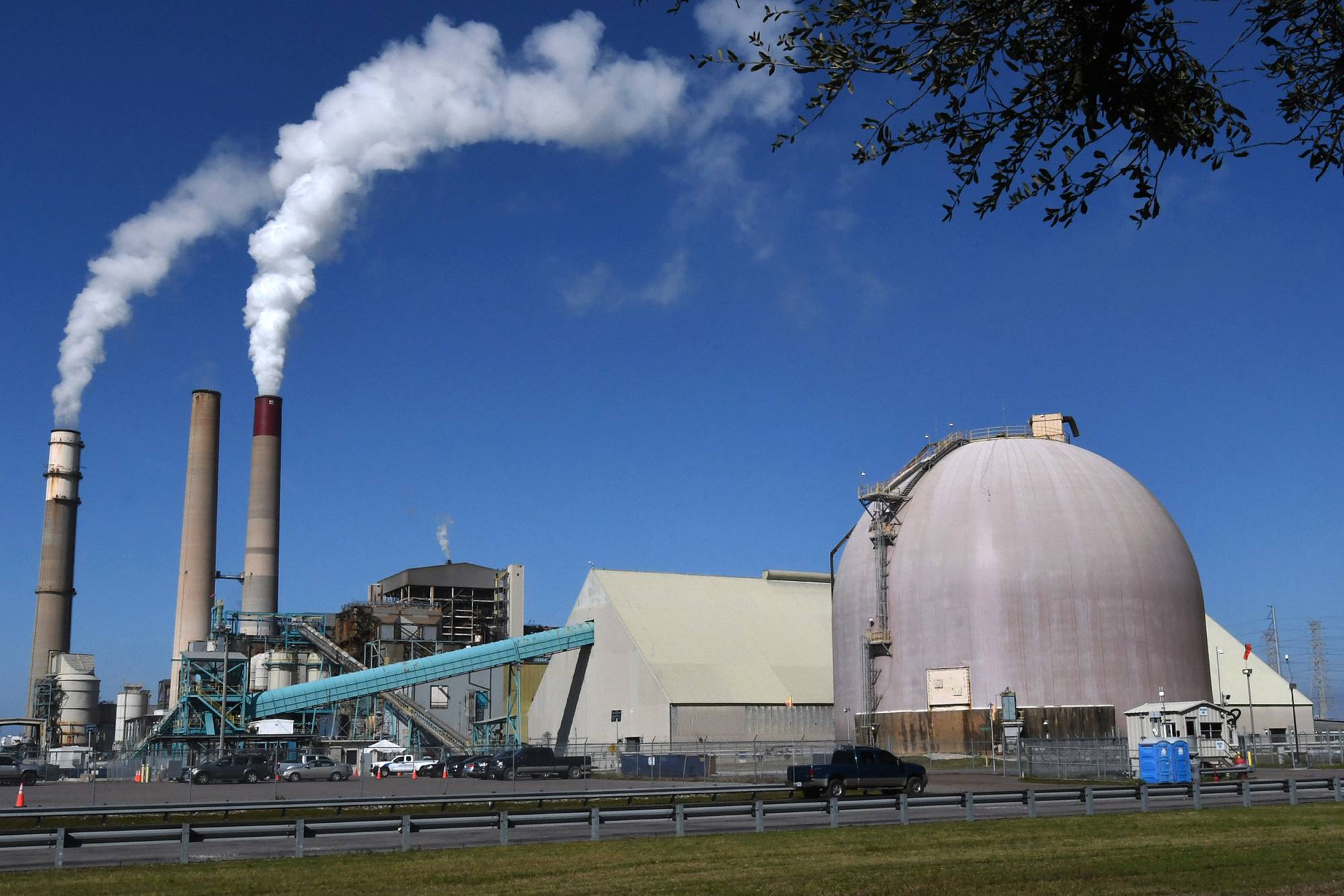 The Floridians Most Exposed to Environmental Harm Carry the Most Dread About It, and Have the Least Help