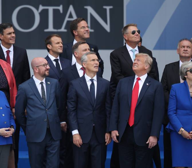 world leaders look up to the sky