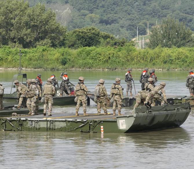 U.S. and South Korean soldiers try to connect a floating bridge during the combined wet gap rosing military drill between South Korea and the United States as part of the Ulchi Freedom Shield military exercise in Cheorwon, South Korea, on August. 31, 2023