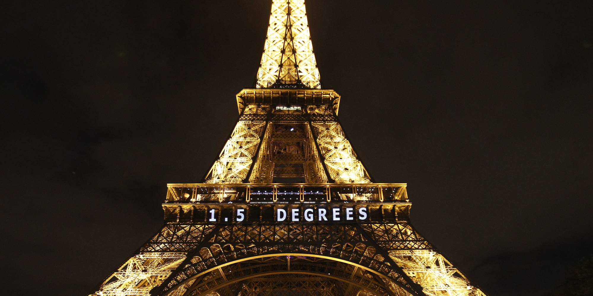 Eiffel tower displays temperature goal